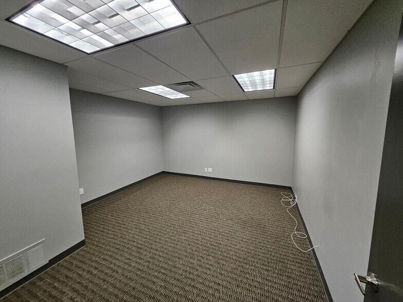 More Photos Of 307 W Rhapsody Dr, San Antonio Light Manufacturing For Lease