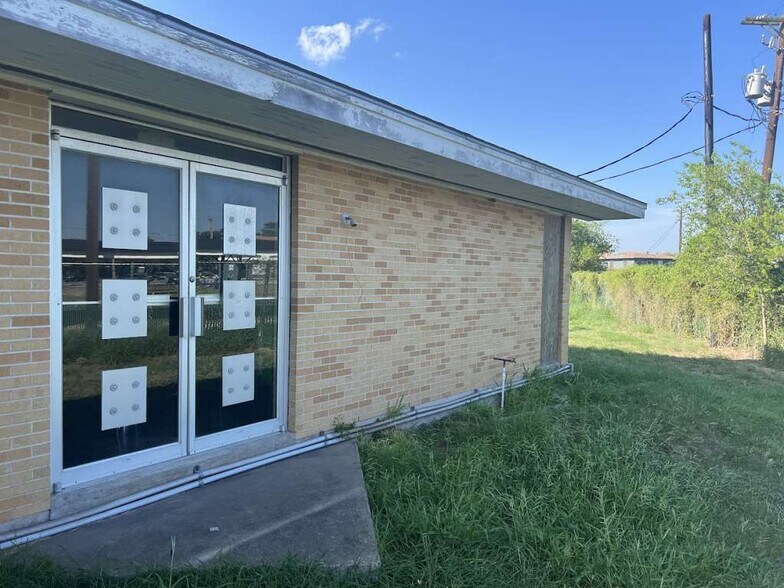 More Photos Of 1120 E Sen Carlos Truan Blvd, Kingsville Restaurant For Sale