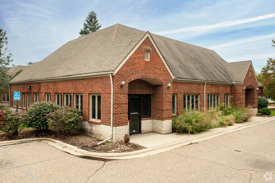More Photos Of 36520 Grand River Ave, Farmington Hills Unknown For Lease