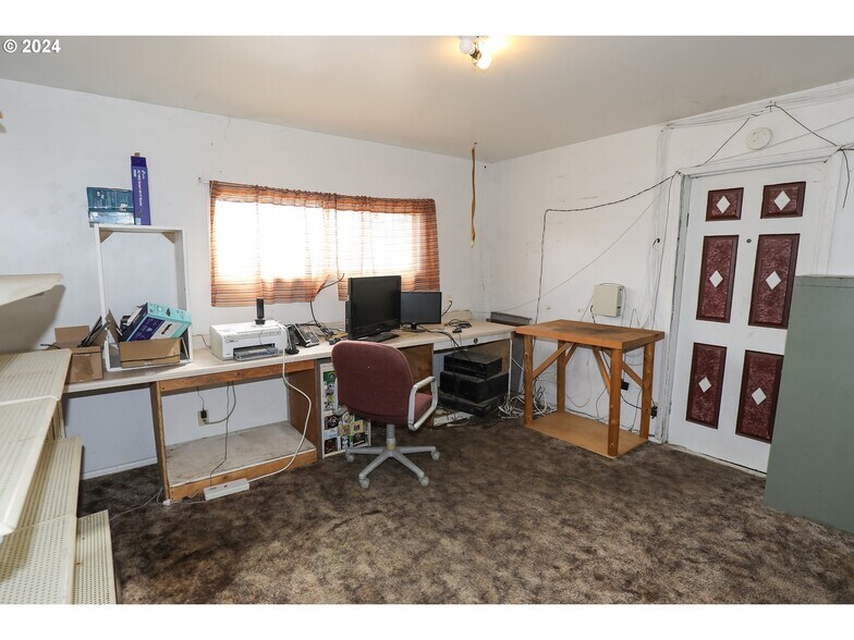 More Photos Of 501 NW Douglas Blvd, Winston General Retail For Sale