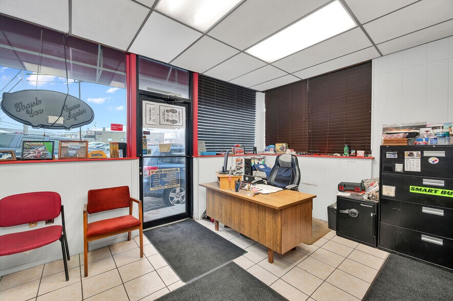 More Photos Of 186 Perry Hwy, Pittsburgh Auto Dealership For Sale