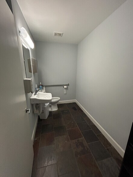 More Photos Of 3512 Godwin Ct, Mobile Medical For Sale