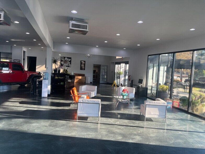 More Photos Of 19120 SE Mcloughlin Blvd, Portland Auto Dealership For Lease