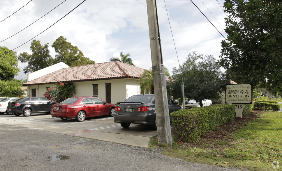 More Photos Of 715 NE 8th St, Delray Beach Medical For Lease