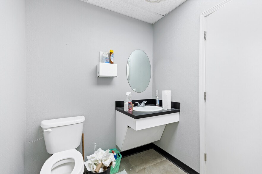 More Photos Of 5676 W Skelly Dr, Tulsa Medical For Sale