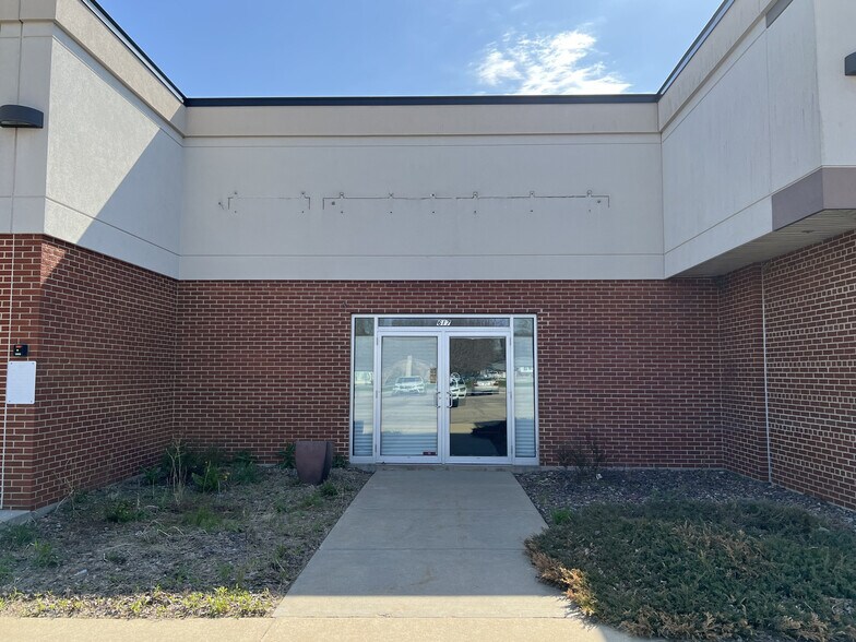 Primary Photo Of 605-619 S Main St, De Forest Unknown For Lease