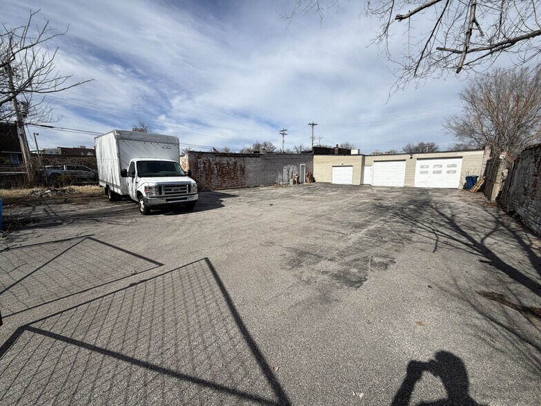 Primary Photo Of 2019 Cushing St, Saint Louis Industrial For Lease