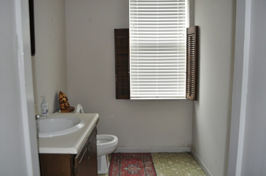 More Photos Of 414 Wharf St, Loudon Office For Sale