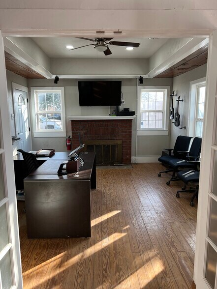 More Photos Of 1217 Perry St, Irving Office For Sale