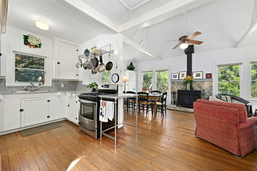 More Photos Of 167 N Tumbleweed Trl, Austin Specialty For Sale