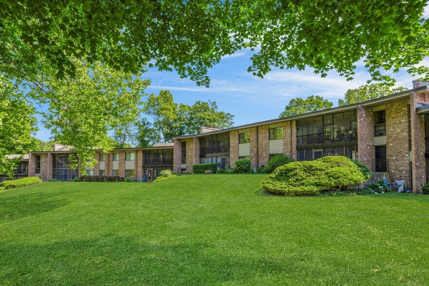 More Photos Of 1038-1056 Main St S, Woodbury Apartments For Sale