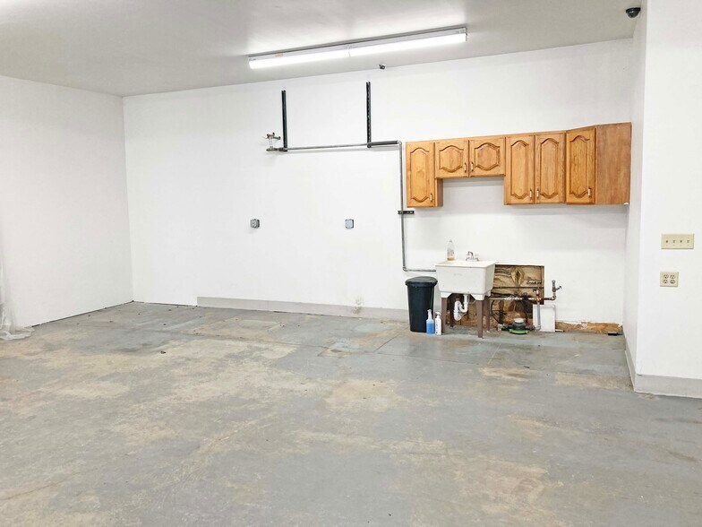 More Photos Of 455 N Ottawa St, Joliet Light Distribution For Lease