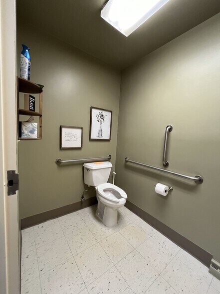 More Photos Of 936 Church Ave, Saint Charles Office For Sale