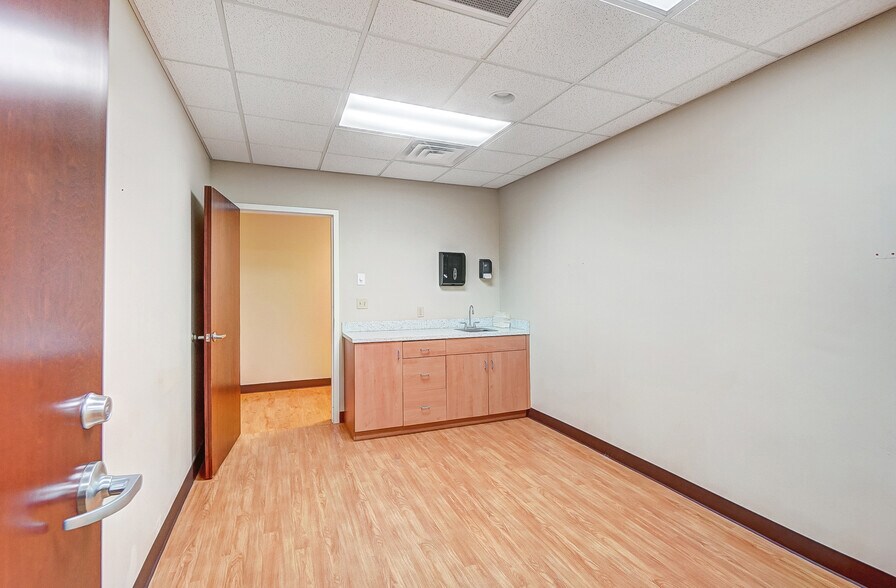 More Photos Of 916-920 W Market St, Lima Medical For Lease