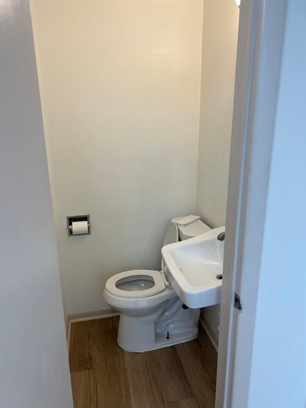 More Photos Of 2305 N Wood Ave, Roselle Medical For Sale