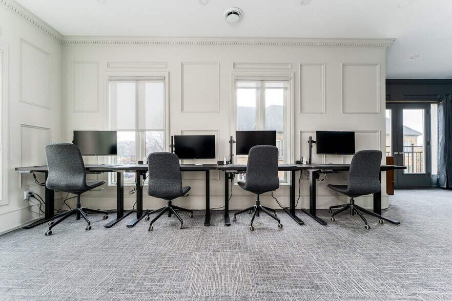 More Photos Of 410-420 N Service Rd E, Oakville Office For Sale