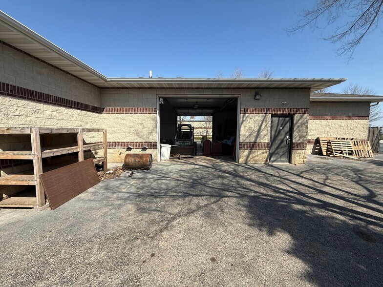 More Photos Of 1262 S Bridge St, Yorkville Service For Sale