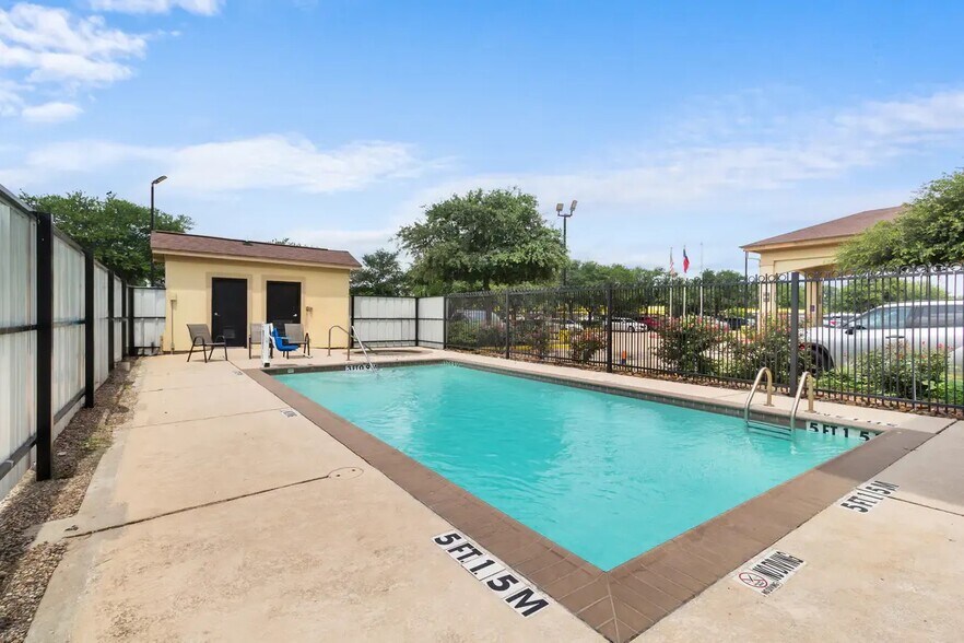 More Photos Of 18150 McKay Dr, Humble Hotel For Sale