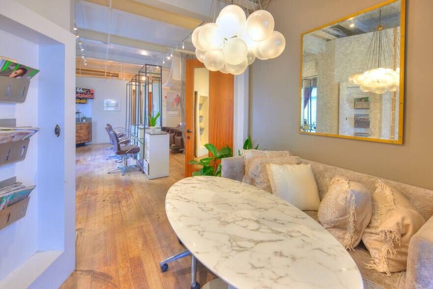 More Photos Of 401 Kamakee St, Honolulu Office For Lease