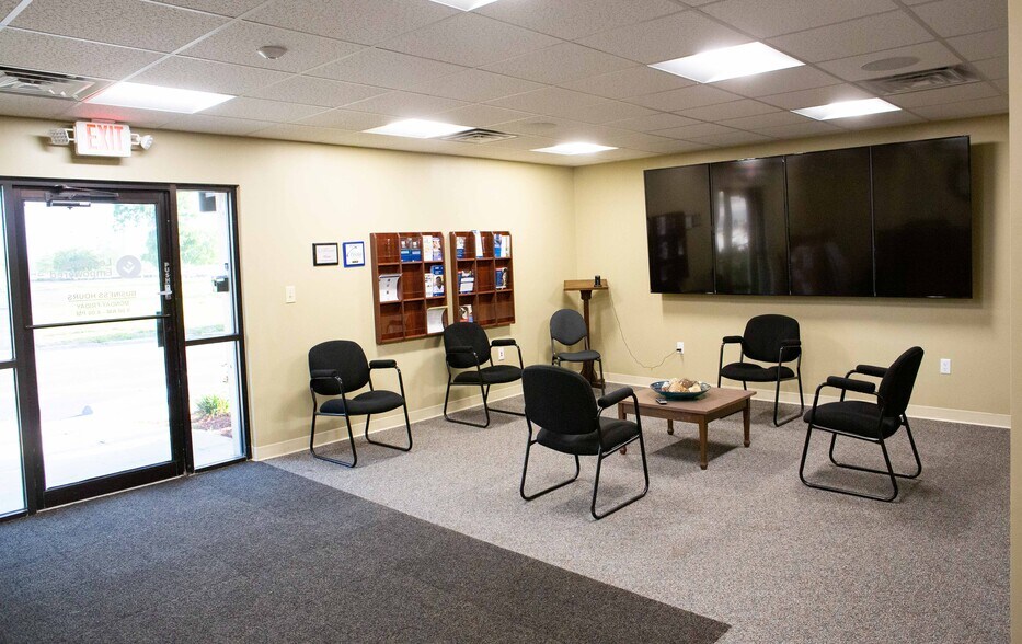 More Photos Of 12945 Seminole Blvd, Largo Unknown For Lease