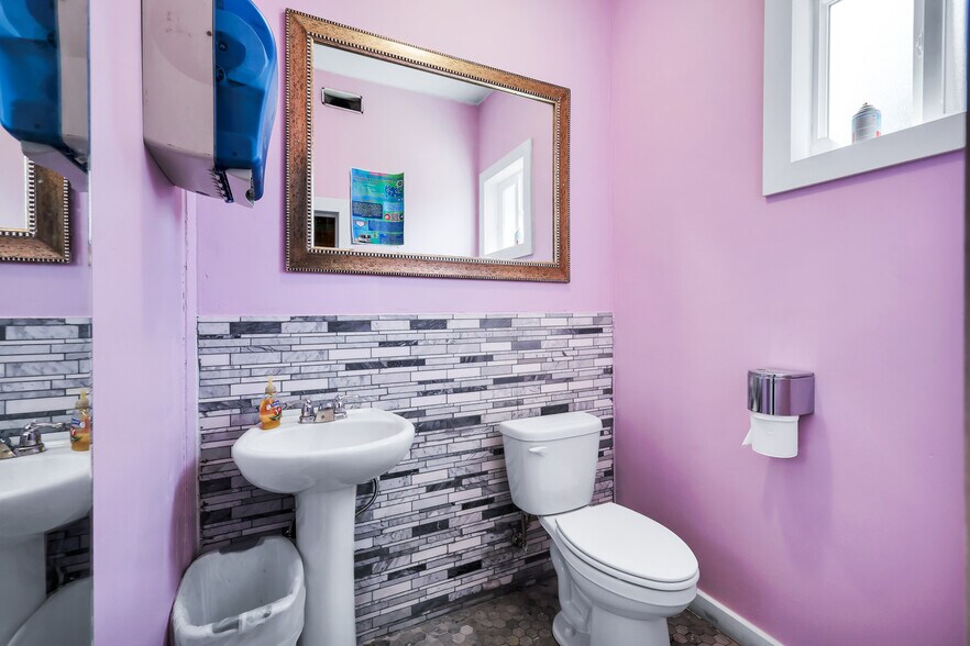 More Photos Of 2926 N Monroe St, Spokane Bar For Sale