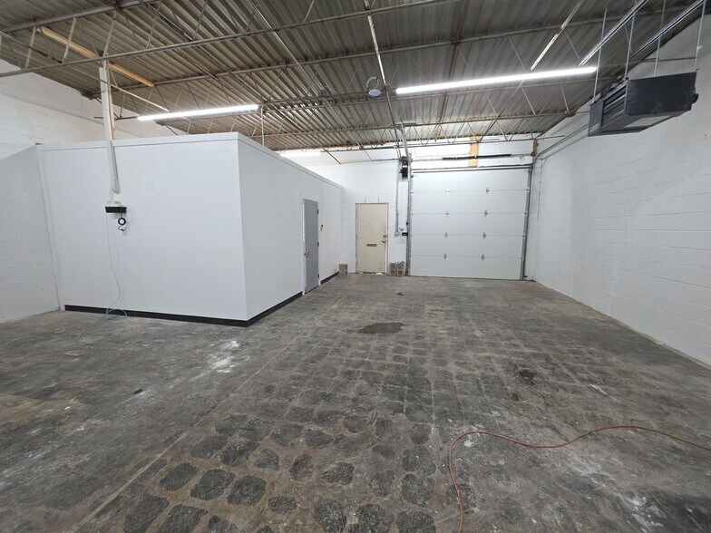 More Photos Of 2214-2228 E 44th St, Indianapolis Warehouse For Lease
