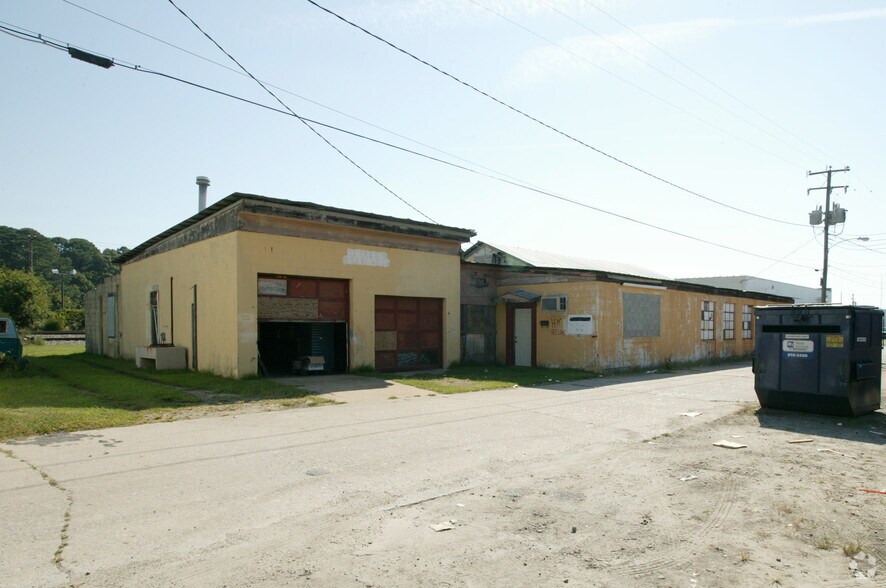 More Photos Of 9802 Hosier St, Newport News Manufacturing For Lease