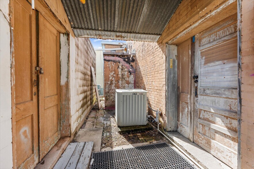 More Photos Of 313 E Main St, Humble Storefront Retail Office For Lease