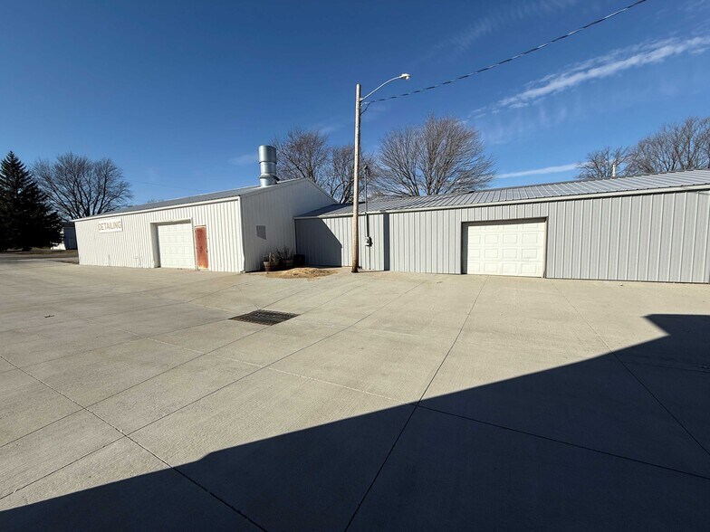 More Photos Of 209 Franklin St, Center Point Service Station For Sale