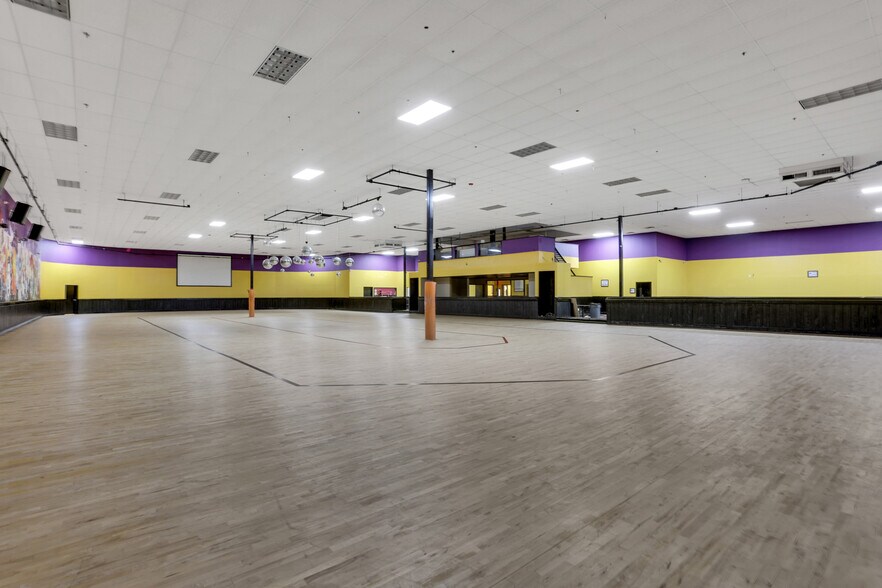 More Photos Of 1959 Metropolitan Pky SW, Atlanta Bowling Alley For Lease