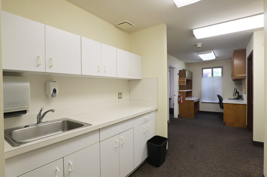 More Photos Of 1134 S Linden Rd, Flint Medical For Sale