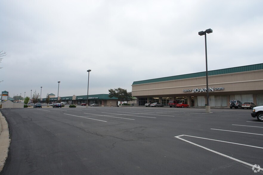 More Photos Of 910-980 S Oliver St, Wichita Storefront For Lease