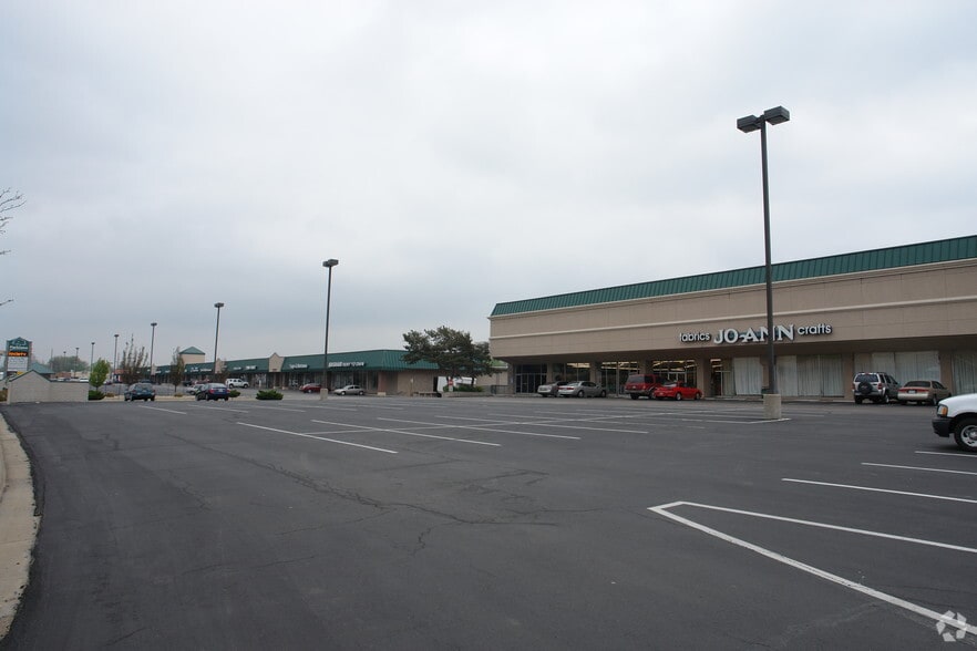 More Photos Of 910-980 S Oliver St, Wichita Storefront For Lease