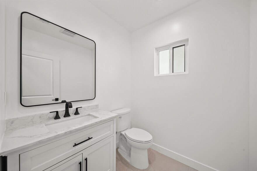 More Photos Of 11488 Burbank Blvd, North Hollywood Flex For Sale