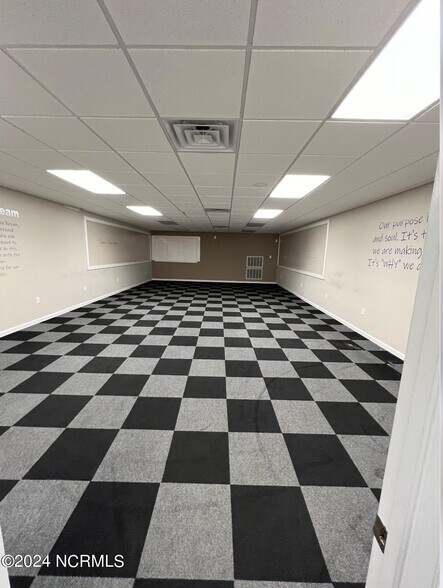 More Photos Of 709 1/2 Southwest Blvd, Clinton Warehouse For Lease