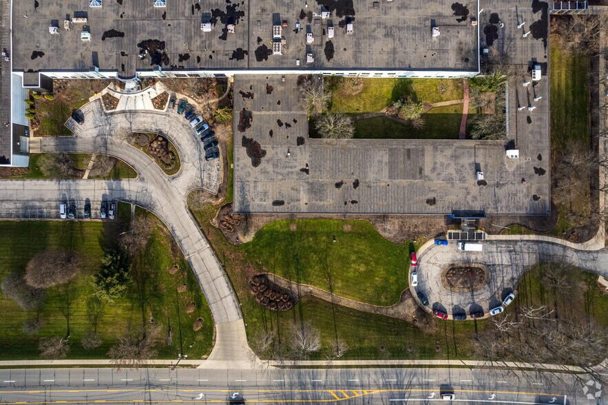 More Photos Of 7711 E Pleasant Valley Rd, Independence Showroom For Sale