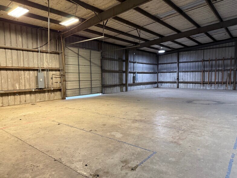 More Photos Of 205 E Dailey St, Kenedy Warehouse For Sale