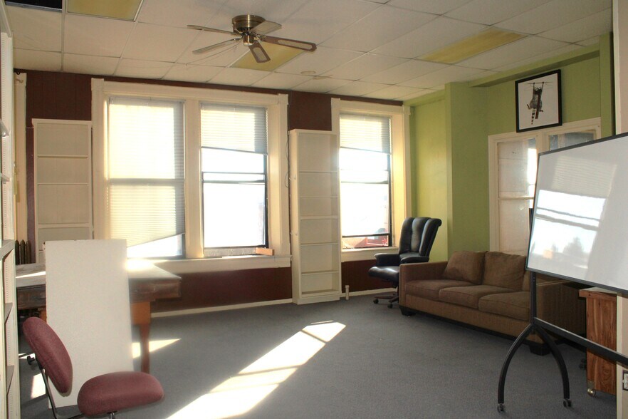 More Photos Of 927 Main St, Evanston General Retail For Lease