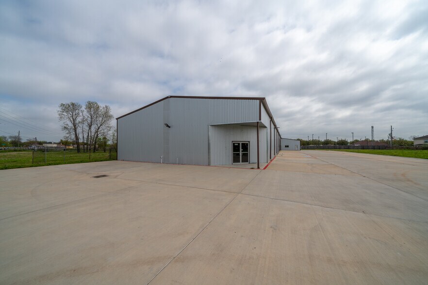 More Photos Of 6424 Queenston Blvd, Houston Light Distribution For Sale