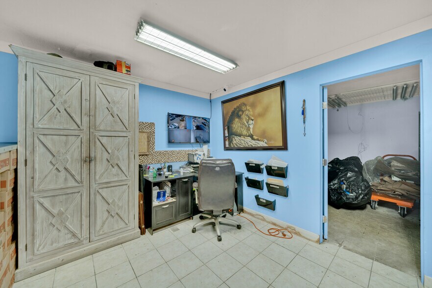More Photos Of 14637 Aetna St, Van Nuys Warehouse For Sale