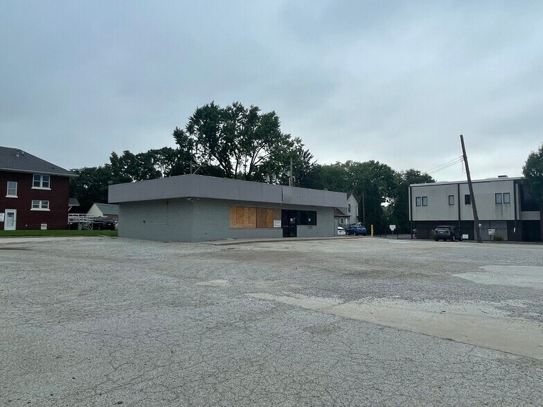 More Photos Of 601 N Neil St, Champaign Freestanding For Sale