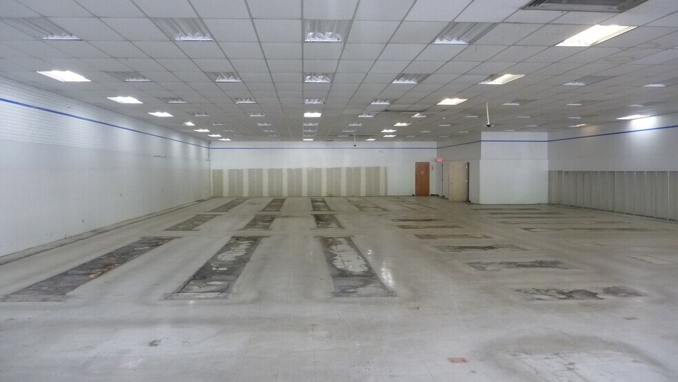 More Photos Of 1500 W Littleton Blvd, Littleton Unknown For Lease