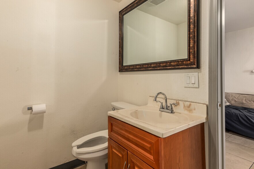 More Photos Of 906 E Broadway Rd, Phoenix Warehouse For Sale