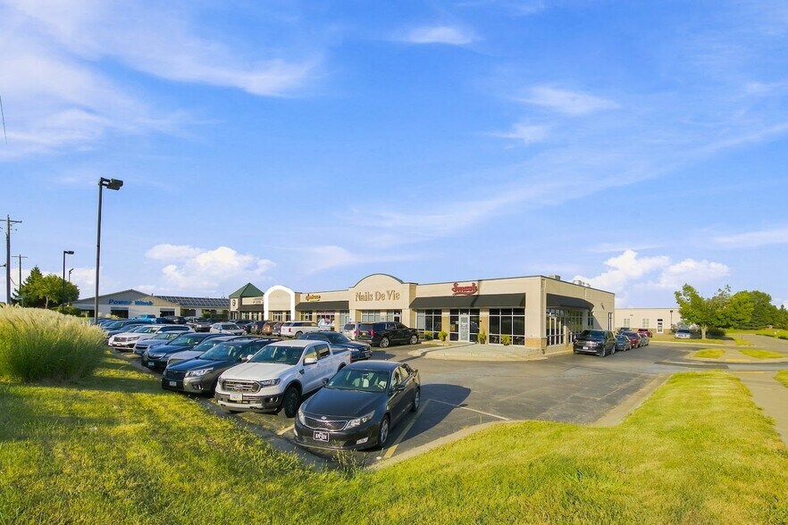 More Photos Of 3441 Devils Glen Rd, Bettendorf Storefront For Lease