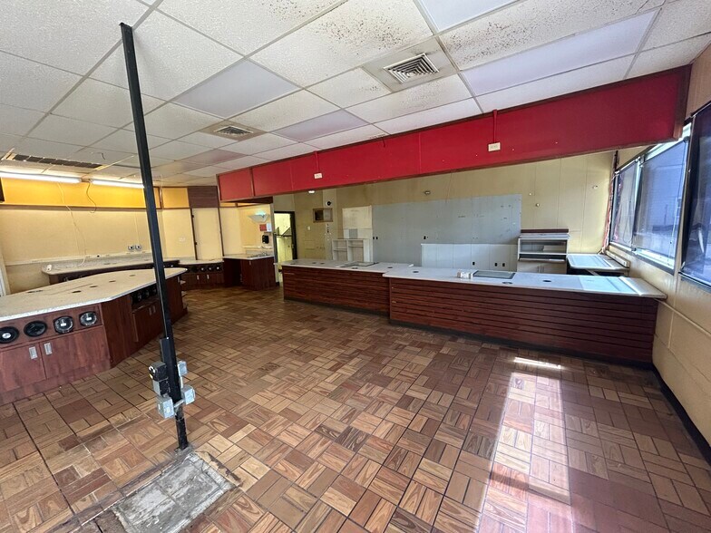 More Photos Of 500 W Bremer Ave, Waverly Convenience Store For Sale