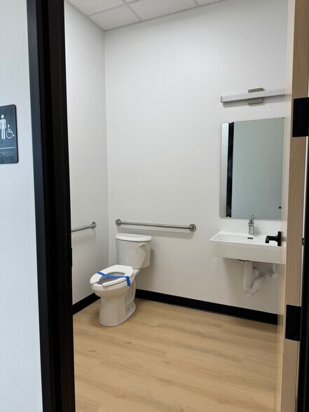 More Photos Of 205 E Morrissey Dr, Elkhorn Warehouse For Lease