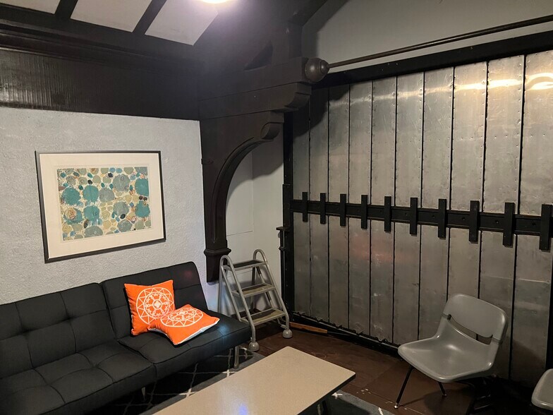 More Photos Of 420 W 19th St, Costa Mesa Religious Facility For Lease