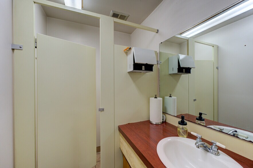 More Photos Of 9 Hawk St, Nanticoke Industrial For Sale