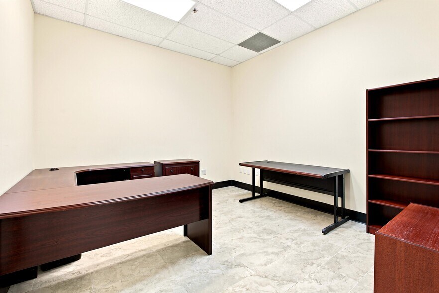 More Photos Of 2721 NW 19th St, Pompano Beach Showroom For Lease