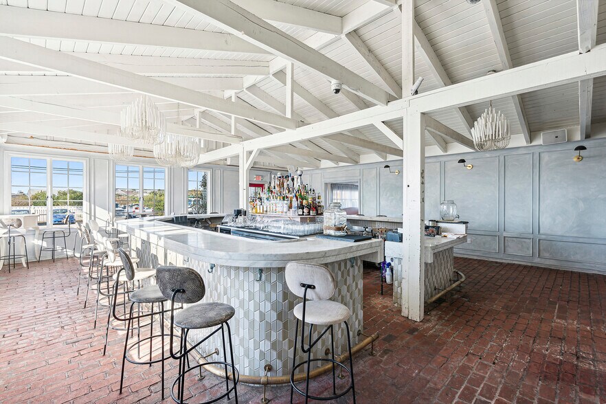 More Photos Of 4 S Elmwood Ave, Montauk Restaurant For Sale